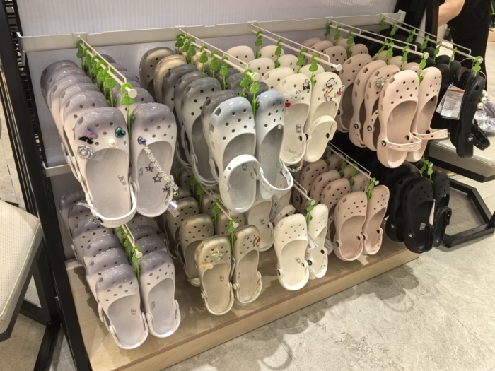 “芭蕾风”吹进洞洞鞋 卡骆驰新品热销