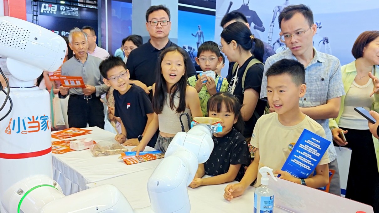 丽阳小当家”赴英 家政机器人出海服务