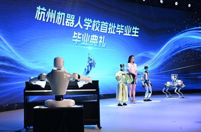 钢琴机器人以5首歌曲串烧率先亮相中国机器人峰会