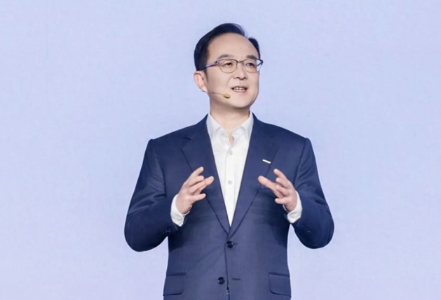 李书福担任吉利终身荣誉主席 吉利汽车控股董事会主席由安聪慧接任